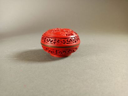 null CHINE, XXe siècle.
Deux vases en laiton laqués rouge à décor de fleurs dans...