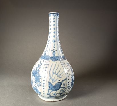 null CHINE - XXe siècle
Vase bouteille en porcelaine bleue et blanche à décor de...