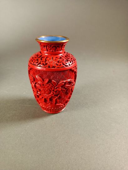 null CHINE, XXe siècle.
Deux vases en laiton laqués rouge à décor de fleurs dans...