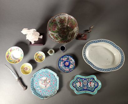 null CHINE, fin XIXe siècle.
Lot de faïences et porcelaines décoratives modernes.
On...