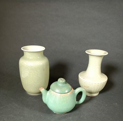 null CHINE, fin XIXe, début XXe siècle.
Deux vases en porcelaine céladon. 
L'un de...