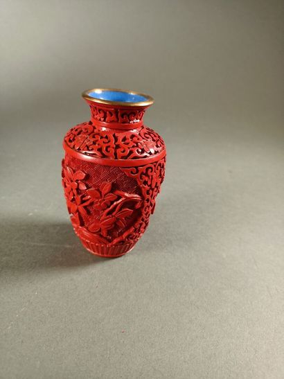 null CHINE, XXe siècle.
Deux vases en laiton laqués rouge à décor de fleurs dans...