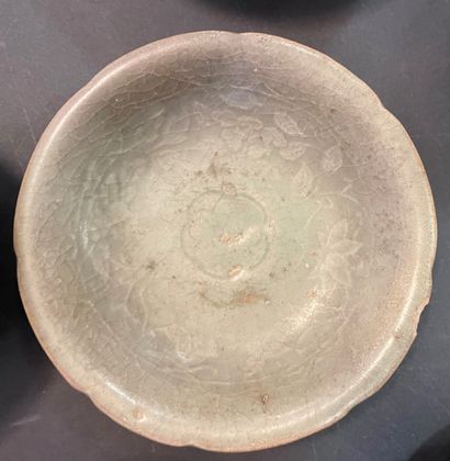 null VIETNAM, Tanhoa - 12th/13th century.
Set of three bowls and three cups in celadon...