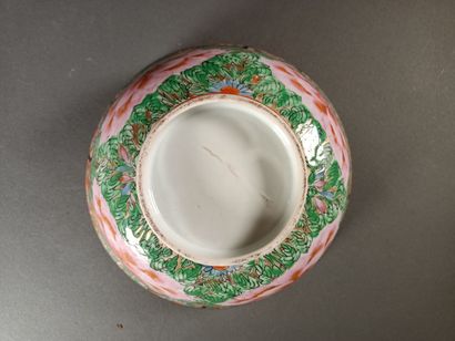 null CHINE, travail moderne. 
Lot de sept porcelaines comprenant un bol, une assiette,...