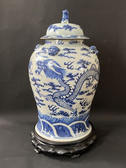 CHINA - Early 20th century
Porcelain vase...