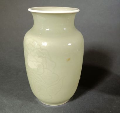 null CHINE, fin XIXe, début XXe siècle.
Deux vases en porcelaine céladon. 
L'un de...