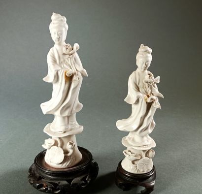 null CHINE, fin XIXe, début XXe siècle. 
Deux Guanyin en porcelaine émaillée blanc.
Hauteur...