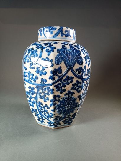 null CHINE, moderne. 
Grand pot couvert à gingembre octogonal en porcelaine à décor...