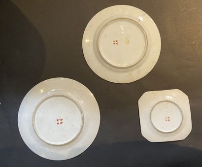 null CHINE moderne
Canton, trois assiettes en porcelaine à décor floral dans des...