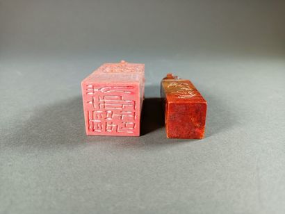 null CHINE, fin XIXe, début XXe siècle.
Deux cachets en pierre rose sculptés de chimères....
