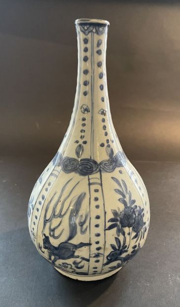 null CHINE - XXe siècle
Vase bouteille en porcelaine bleue et blanche à décor de...