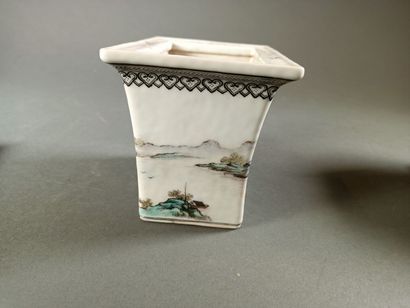 null CHINE, fin XIXe, début XXe siècle.
Deux petites jardinières en porcelaine à...