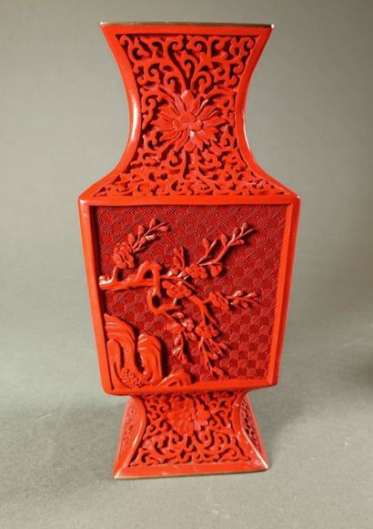 null CHINE, XXe siècle.
Deux vases en laiton laqués rouge à décor de fleurs dans...