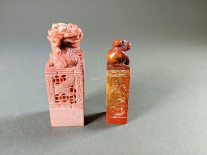 null CHINE, fin XIXe, début XXe siècle.
Deux cachets en pierre rose sculptés de chimères....