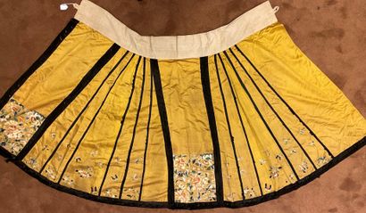 CHINA, late 19th century. 
Yellow silk skirt...