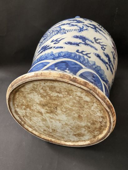 null CHINE - Début XXe siècle
Potiche en porcelaine décorée en bleu sous couverte...