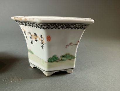 null CHINE, fin XIXe, début XXe siècle.
Deux petites jardinières en porcelaine à...