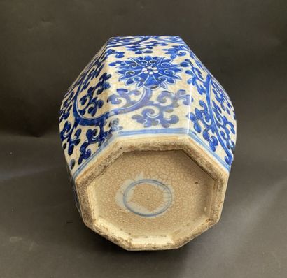 null CHINE, moderne. 
Grand pot couvert à gingembre octogonal en porcelaine à décor...