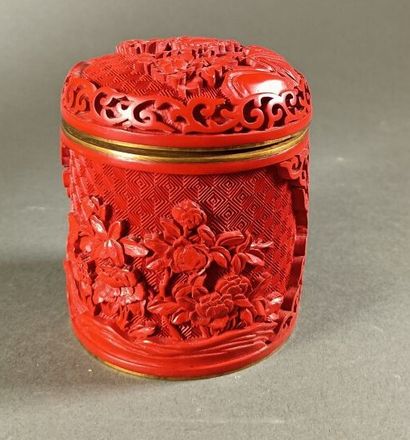 null CHINE, XXe siècle.
Deux vases en laiton laqués rouge à décor de fleurs dans...