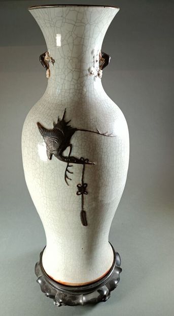 null CHINE, Nankin - XIXe siècle.
Vase balustre à col étroit en porcelaine émaillée...