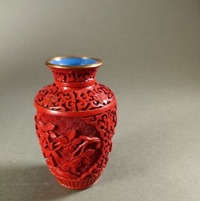 null CHINE, XXe siècle.
Deux vases en laiton laqués rouge à décor de fleurs dans...