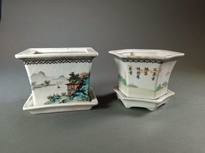 null CHINE, fin XIXe, début XXe siècle.
Deux petites jardinières en porcelaine à...