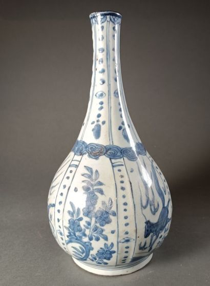 null CHINE - XXe siècle
Vase bouteille en porcelaine bleue et blanche à décor de...
