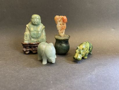 null CHINE, XXe siècle.
Petit lot d'objets comprenant : un bouddha en pierre verte,...
