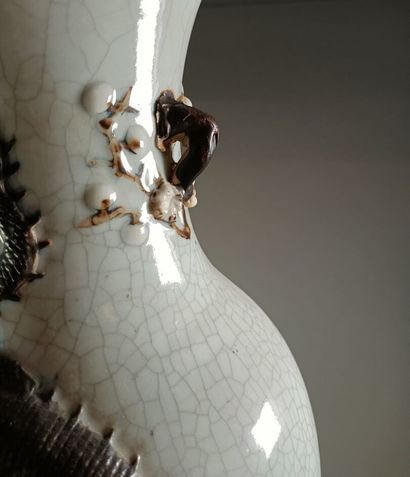 null CHINE, Nankin - XIXe siècle.
Vase balustre à col étroit en porcelaine émaillée...