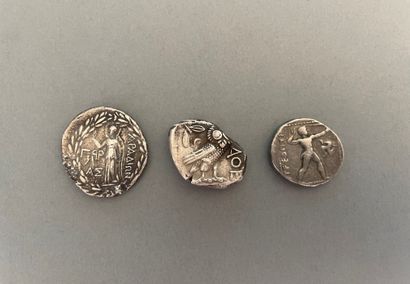 null Grèce.
Lot de 3 monnaies grecques : tétradrachme d’Athènes, tétradrachme d’Arados...
