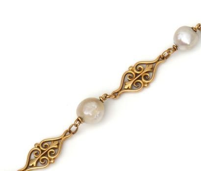 null Bracelet chaine composé de cinq maillons filigranés en or jaune et cinq perles...