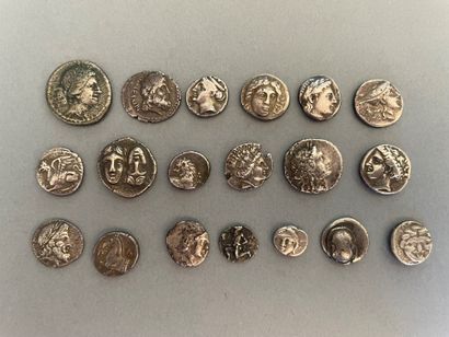 null Grèce.
Lot de 19 monnaies grecques divisionnaires (drachmes, tétroboles etc.),...