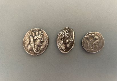 null Grèce.
Lot de 3 monnaies grecques : tétradrachme d’Athènes, tétradrachme d’Arados...