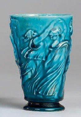 Théodore DECK Vase à corps conique sur piédouche. Épreuve en céramique émaillée bleue....