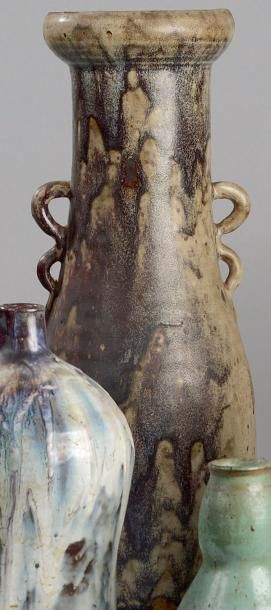 Eugène LION (1867-1945) Vase en grès à corps balustre, double anses latérales en...