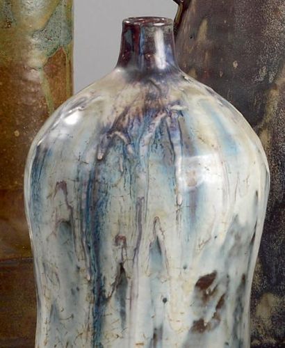Eugène LION (1867-1945) Vase en grès à corps ovoïde et petit col cylindrique. Émail...