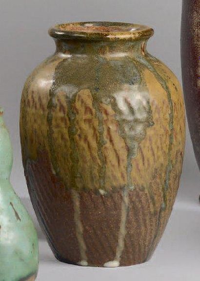 Eugène LION (1867-1945) Vase en grès à corps ovoïde et col épaulé. Émail beige à...