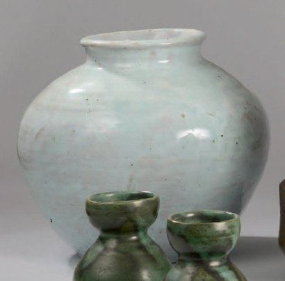 Eugène LION (1867-1945) Vase en grès à corps sphérique et col épaulé. Émail vert...