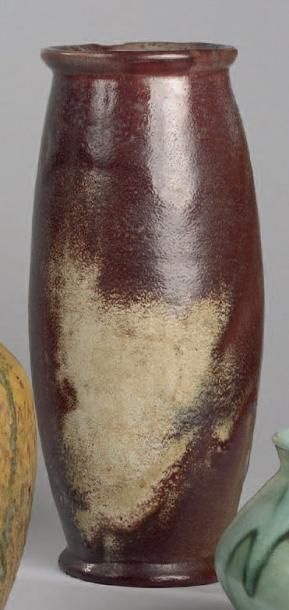 Eugène LION (1867-1945) Vase en grès à corps cylindrique renflé sur talon et col...