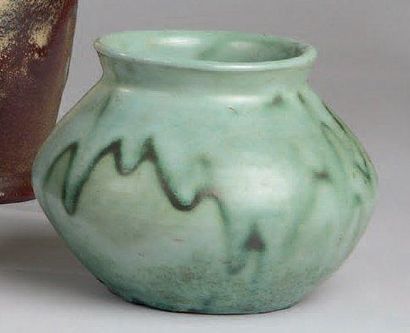 Eugène LION (1867-1945) Vase en grès à corps sphérique et col épaulé. Émail vert...