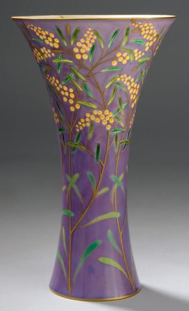 Camille NAUDOT (1862-1938) Vase en porcelaine fine à corps conique ouvert. Décor...