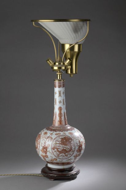 CHINA - 19th century
Porcelain bottle vase...