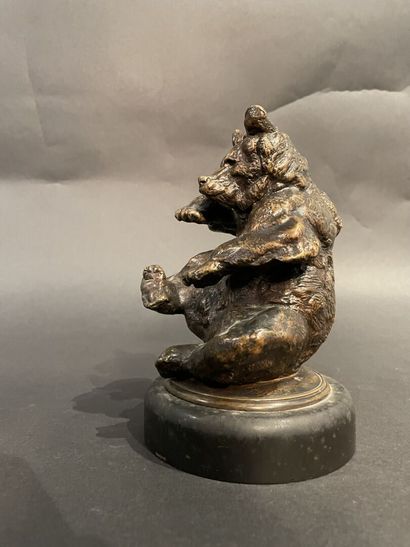 null After Antoine Louis BARYE (1795-1875)
Seated bear. 
Bronze proof with brown...