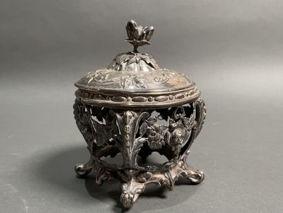 null Silver sugar bowl mount.
Very damaged and lining missing.
Height: 13.5 cm