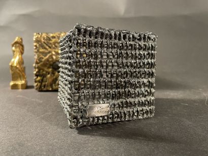 null Max SAUZE (born 1933)
Two metal cubes.
H: 9.5 cm and 8 cm.
Signed.

Also included:...