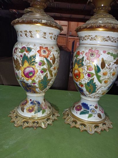 null Pair of BAYEUX porcelain vases mounted as lamps. 
19th century. 
Total height:...