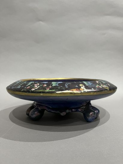 null John WILKINSON (20th century):
English earthenware bowl with water lily pond...