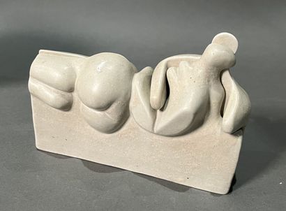 null Attributed to Peter WRIGHT (1919-2003) 
Two intertwining figures 
White ceramic...