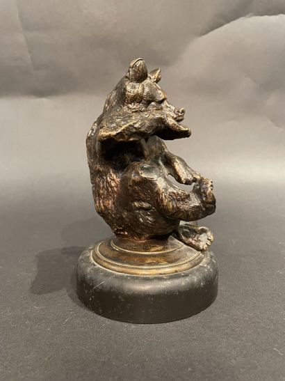 null After Antoine Louis BARYE (1795-1875)
Seated bear. 
Bronze proof with brown...