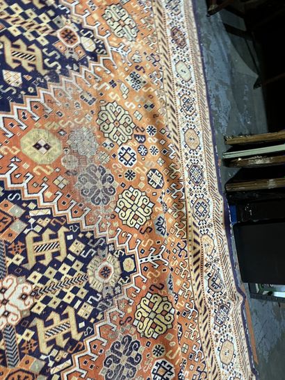 null Large wool carpet
404 x 295 cm.
Heavy wear and accidents.